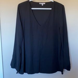 ✨Flowy black blouse.